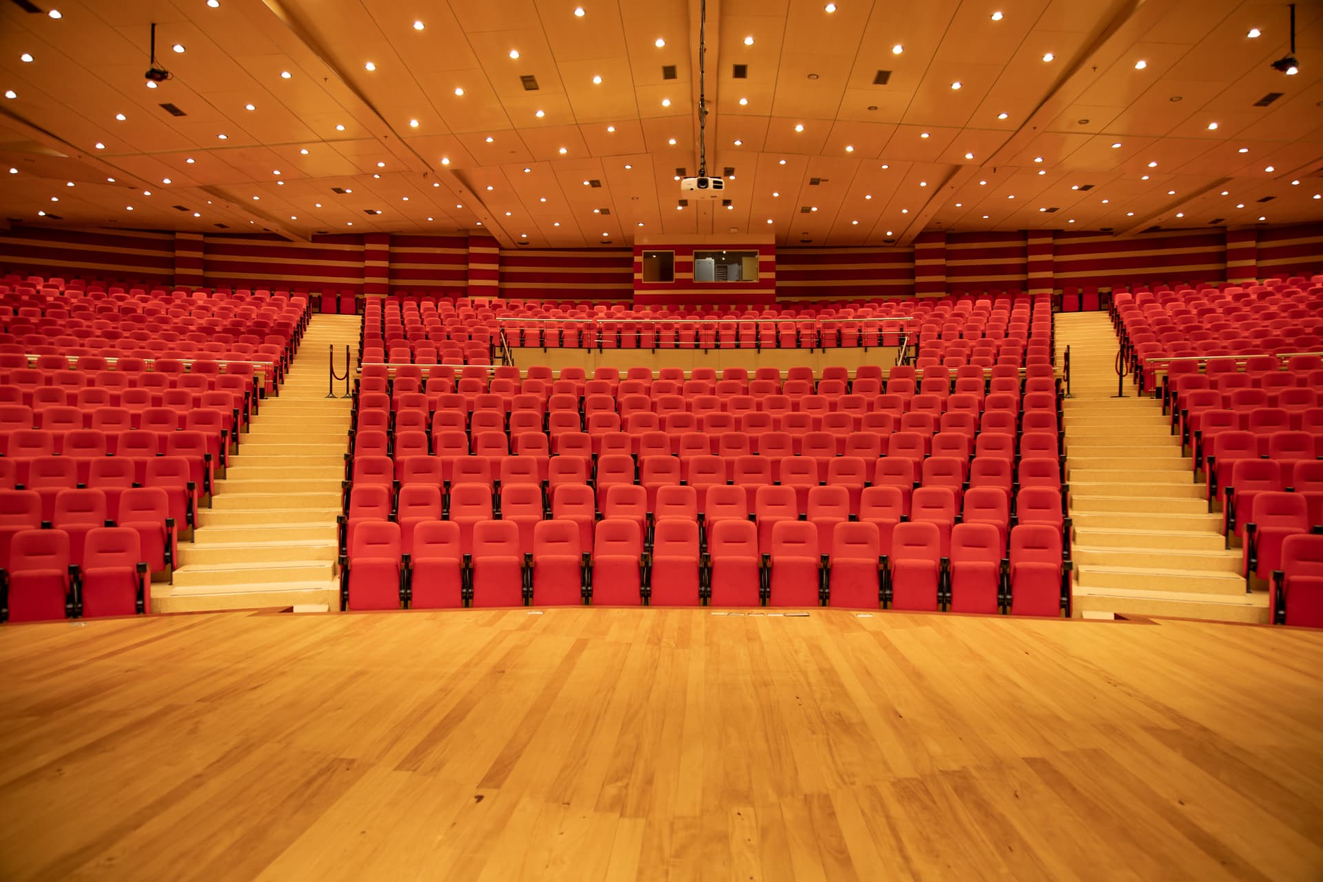 Auditorio principal UNICOC con butacas rojas
